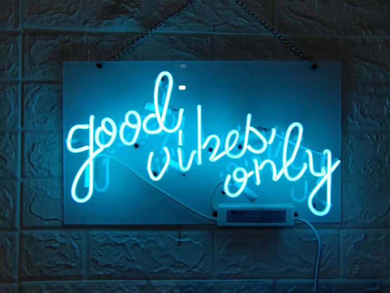 GOOD VIBES ONLY Neonkyltti