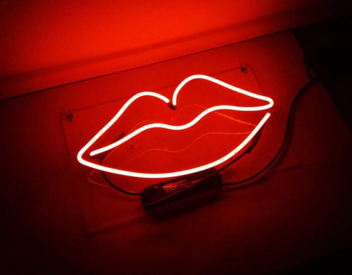 Lips Neonkyltti