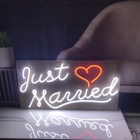 Just Married Neonkyltti