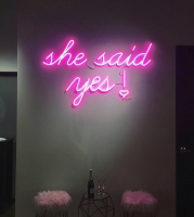 SHE SAID YES Neonkyltti